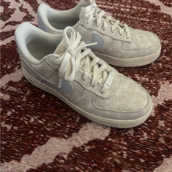 Nike Women’s Air Force 1 ‘07 SE Shoe floral white NWOT - Picture 5 of 7